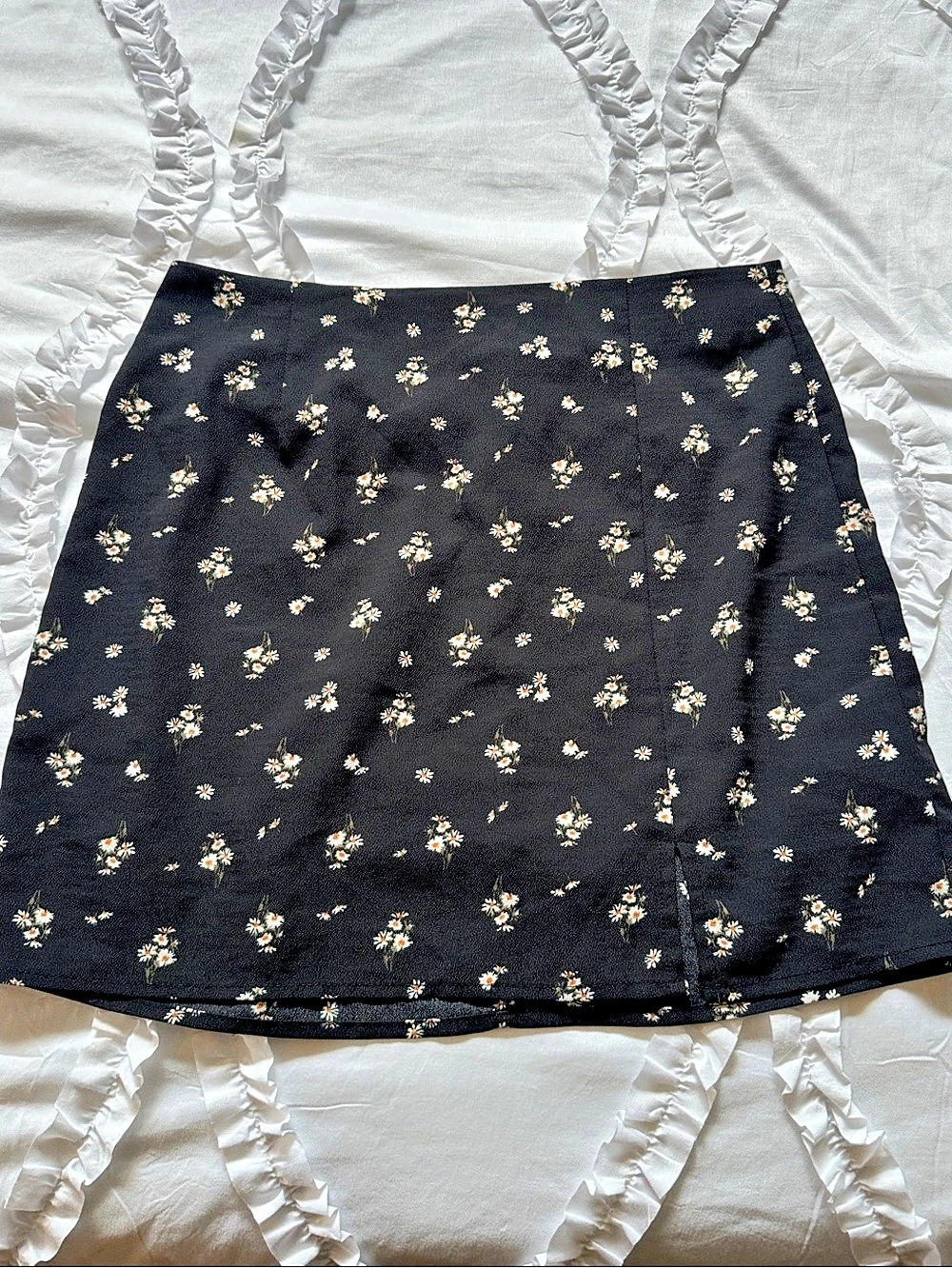 Aeropostale Floral Mini Skirt in Black & White Size Medium
